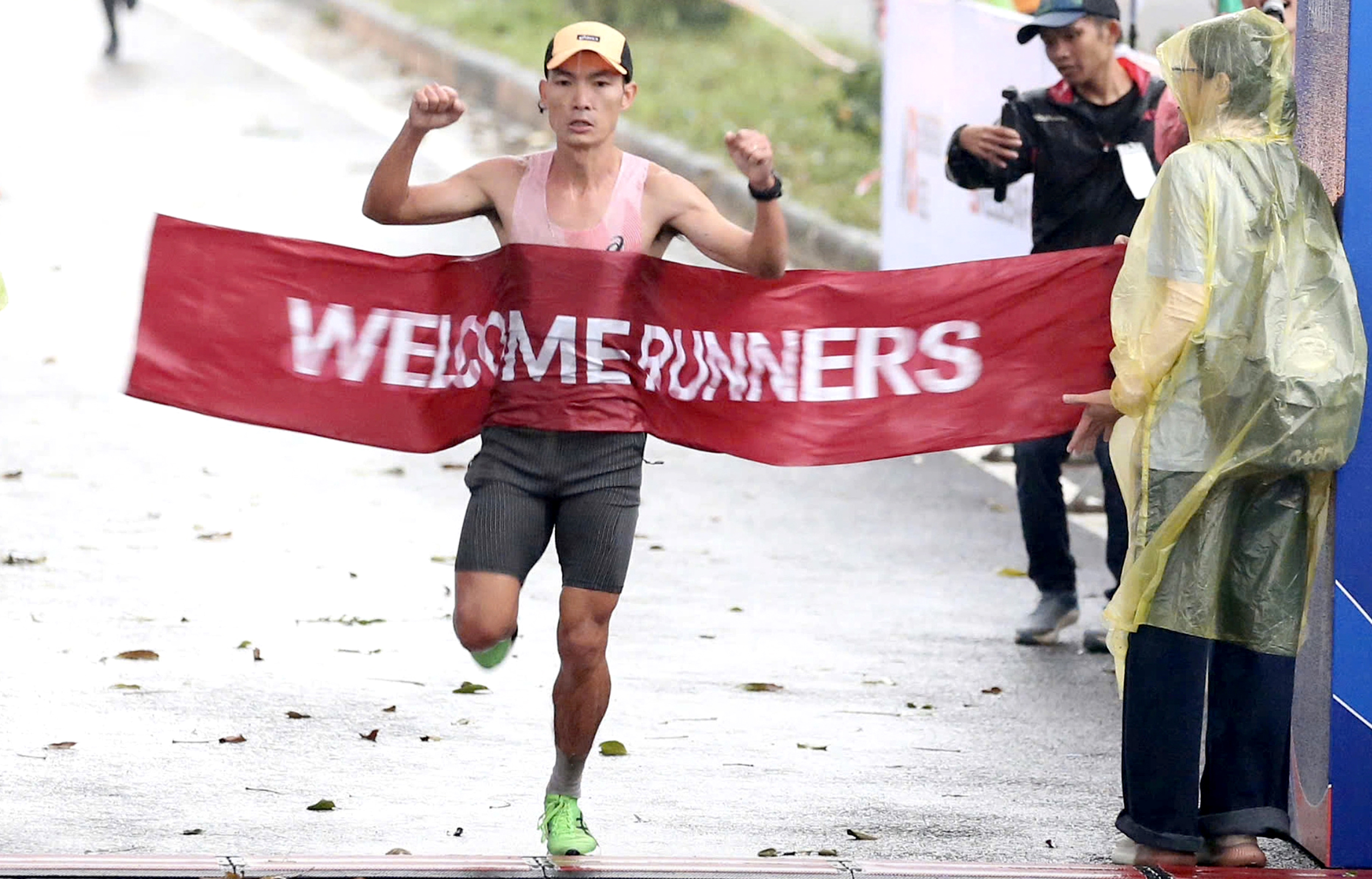 Nguyên Thanh, Hồng Lệ lập kỳ tích marathon - Ảnh 1.