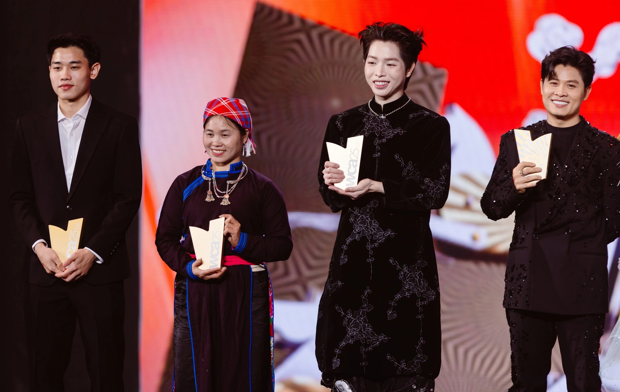 Nguyễn Văn Chung, Phương Mỹ Chi… đón tin vui, 'Mưa đỏ' lại thắng lớn

- Ảnh 8.