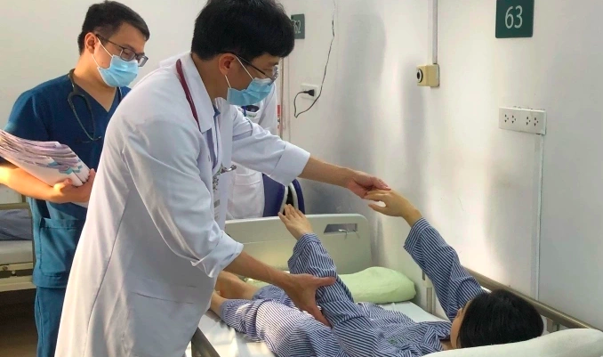 Một bệnh nhân nữ trẻ tuổi điều trị tại Trung tâm Đột quỵ, Bệnh viện Bạch Mai. Ảnh: Đỗ Hằng