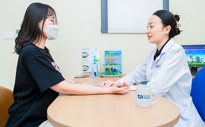 Bác sĩ Huyền Vân khám cho người bệnh. Ảnh: Bệnh viện Đa khoa Tâm Anh