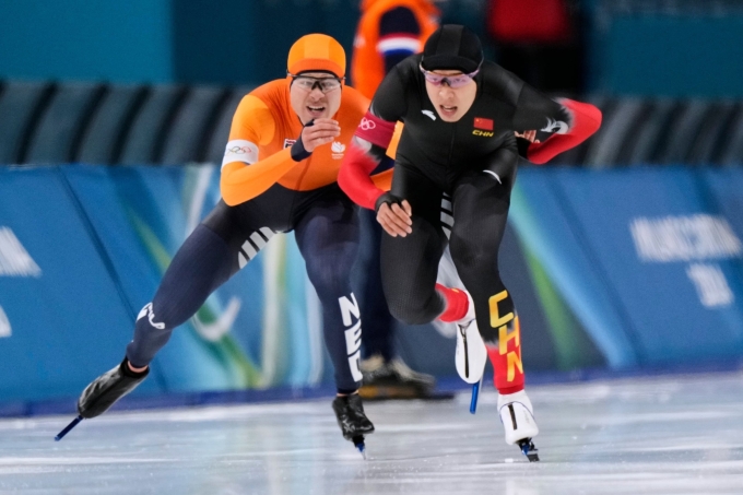 Joep Wennemars (trái) và Lian Ziwen tại chung kết Olympic mùa Đông, trượt băng tốc độ 1.000m ở sân trượt băng tốc độ Milano, Italy tối 11/2/2026. Ảnh: AP