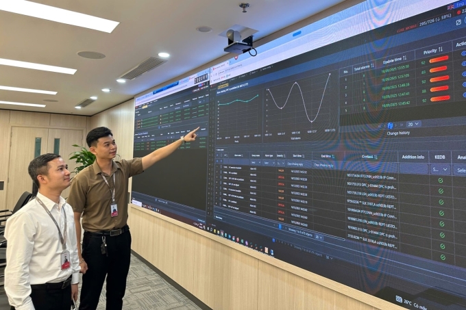 Nhân viên nhà mạng trực vận hành mạng lưới. Ảnh: Mỹ Hạnh