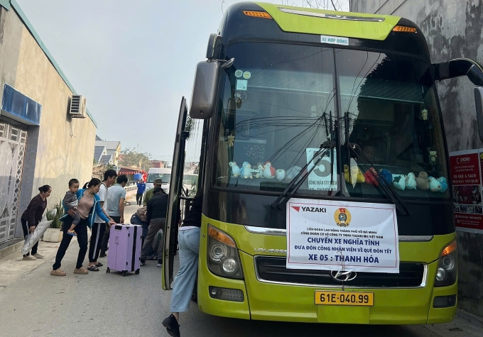 Xe của Công ty Yazaki EDS Việt Nam đón công nhân ở Thanh Hóa mùng 5 Tết. Ảnh: An Phương