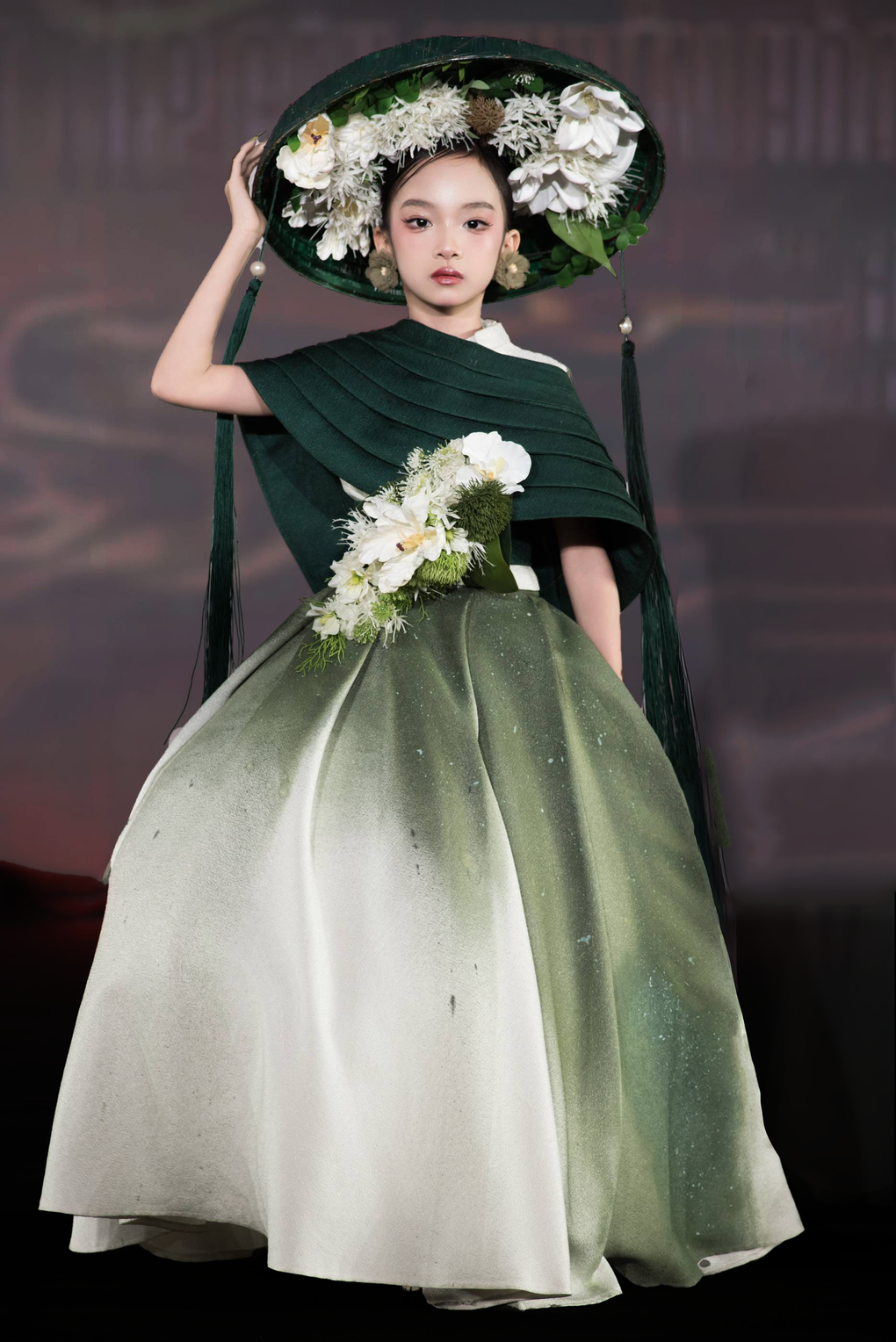 Nhà thiết kế Việt đưa “Viết tiếp câu chuyện hòa bình” đến sàn diễn quốc tế - 1