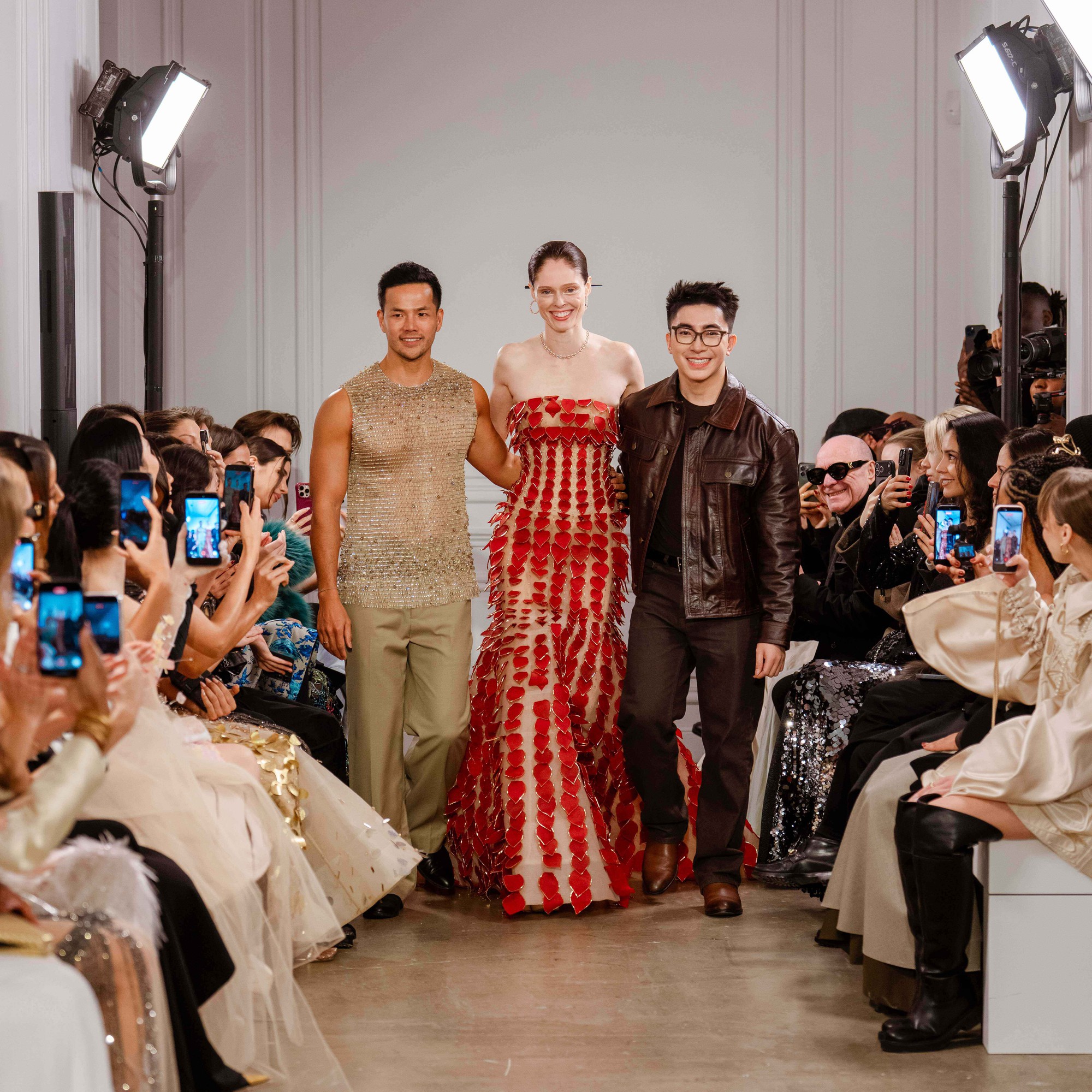 Nhà thiết kế Việt tỏa sáng tại Tuần lễ thời trang cao cấp Paris - Ảnh 1.