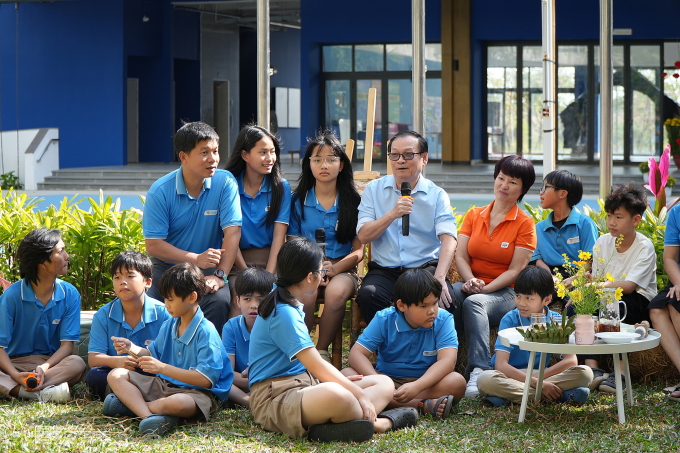Anh Hoàng Quốc Quyền - Giám đốc dự án Trường Hy vọng - cho biết chọn không gian ngoài trời thay vì ở hội trường, phòng họp để nhà văn và học sinh có những cuộc trò chuyện cởi mở.