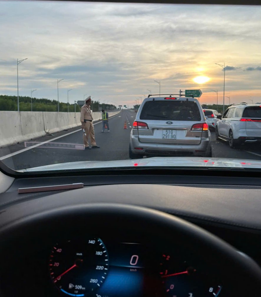 Nhận diện "thủ phạm", hoàn thiện giải pháp 1 Làm gì để giảm ùn tắc giao thông? (*): Nhận diện