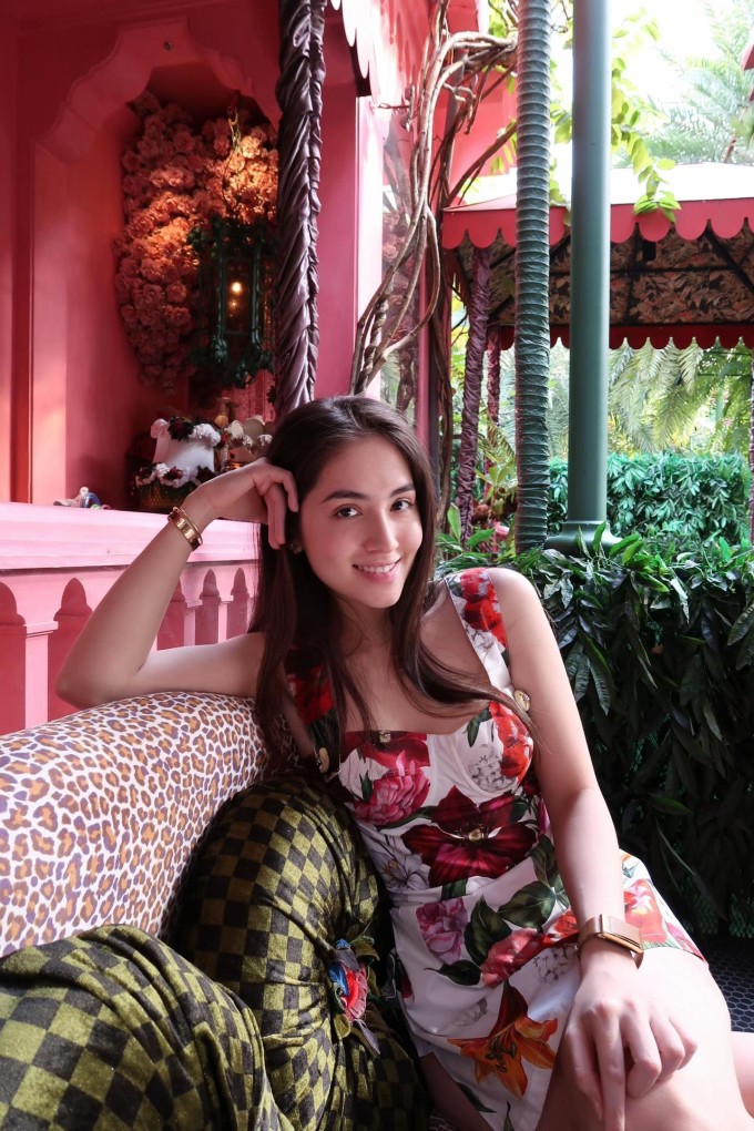 Nhan sắc ít son phấn của dâu út tương lai nhà Jonathan Hạnh Nguyễn 1 Bạn gái thiếu gia út nhà tỷ phú Johnathan Hạnh Nguyễn chú thích loạt ảnh chụp tại một căn villa màu hồng: "Back to my favorite place in town" (tạm dịch: Trở lại nơi yêu thích của tôi).