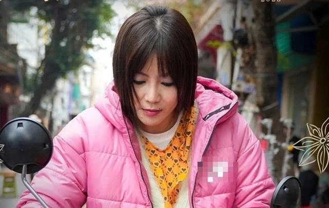 Nhan sắc nữ diễn viên đóng cùng với nghệ sĩ Xuân Hinh trong Mùi phở 3 Trong “Mùi phở”, nữ diễn viên Thanh Hương vào vai Kiều – nhân vật được xây dựng với màu sắc khác lạ so với hình ảnh quen thuộc của cô trên màn ảnh nhỏ. Kiều không sở hữu ngoại hình quá nổi bật mà là vẻ đẹp khiến người đối diện bị cuốn theo cách riêng. (Trong ảnh: Tạo hình của Thanh Hương trong phim “Mùi phở”).