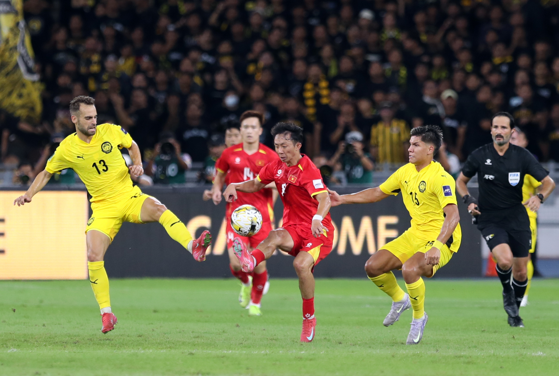 FIFA hé lộ 'đạo diễn' tố cáo vụ nhập tịch lậu Malaysia, không phải Việt Nam: Nhân vật gây sốc nặng- Ảnh 1. FIFA hé lộ 'đạo diễn' tố cáo vụ nhập tịch lậu Malaysia, không phải Việt Nam: Nhân vật gây sốc nặng- Ảnh 1.