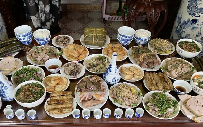 Mâm cỗ cúng đêm giao thừa của gia đình nhà Mai, nếu không ăn hết được cất vào tủ để hôm sau hâm lại ăn dần. Ảnh: Nhân vật cung cấp