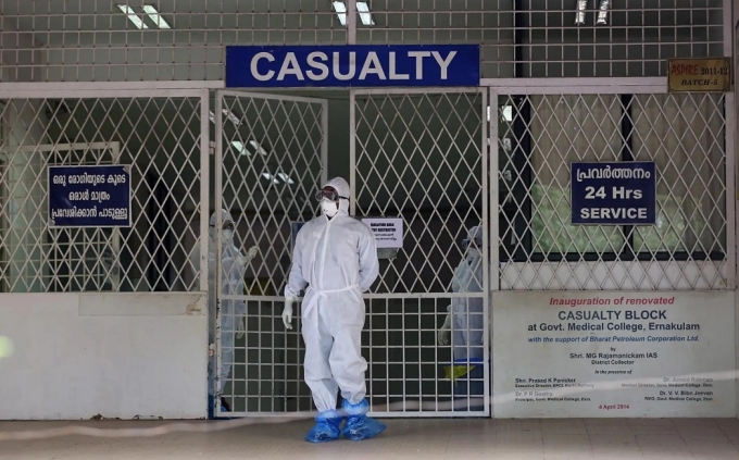 Một nhân viên y tế trong trang phục bảo hộ bước ra từ khu cách ly của một bệnh viện tại Kochi, bang Kerala, Ấn Độ, trong đợt bùng phát dịch Nipah tháng 8/2019. Ảnh: EFE-EPA/Prakash Elamakkara