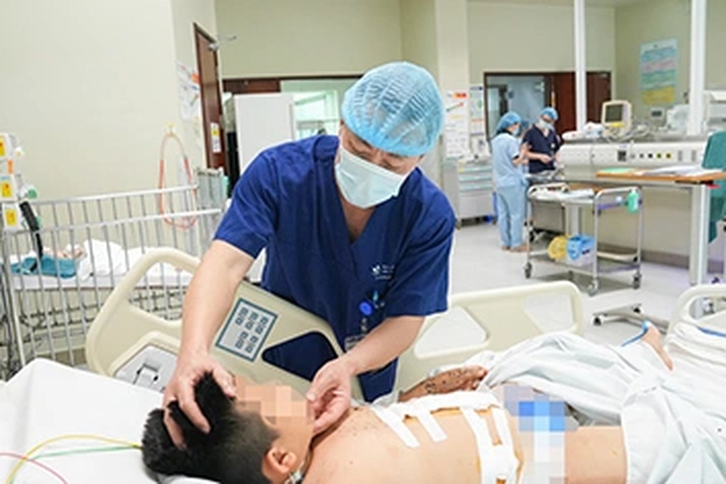 Nhặt vật nhỏ như bóng đèn nhấp nháy, bé trai gặp nạn vì thiết bị phát nổ - 1