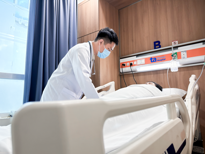 Bác sĩ Hoàng Anh khám cho người bệnh. Ảnh: Bệnh viện Đa khoa Tâm Anh