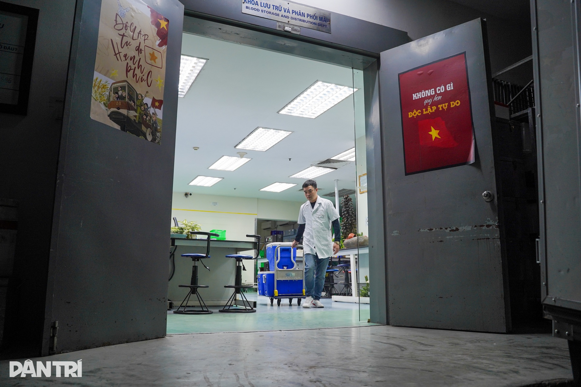 Nhiệm vụ không được phép trễ của chuyến xe đi ra từ cổng viện máu lúc 5h - 1