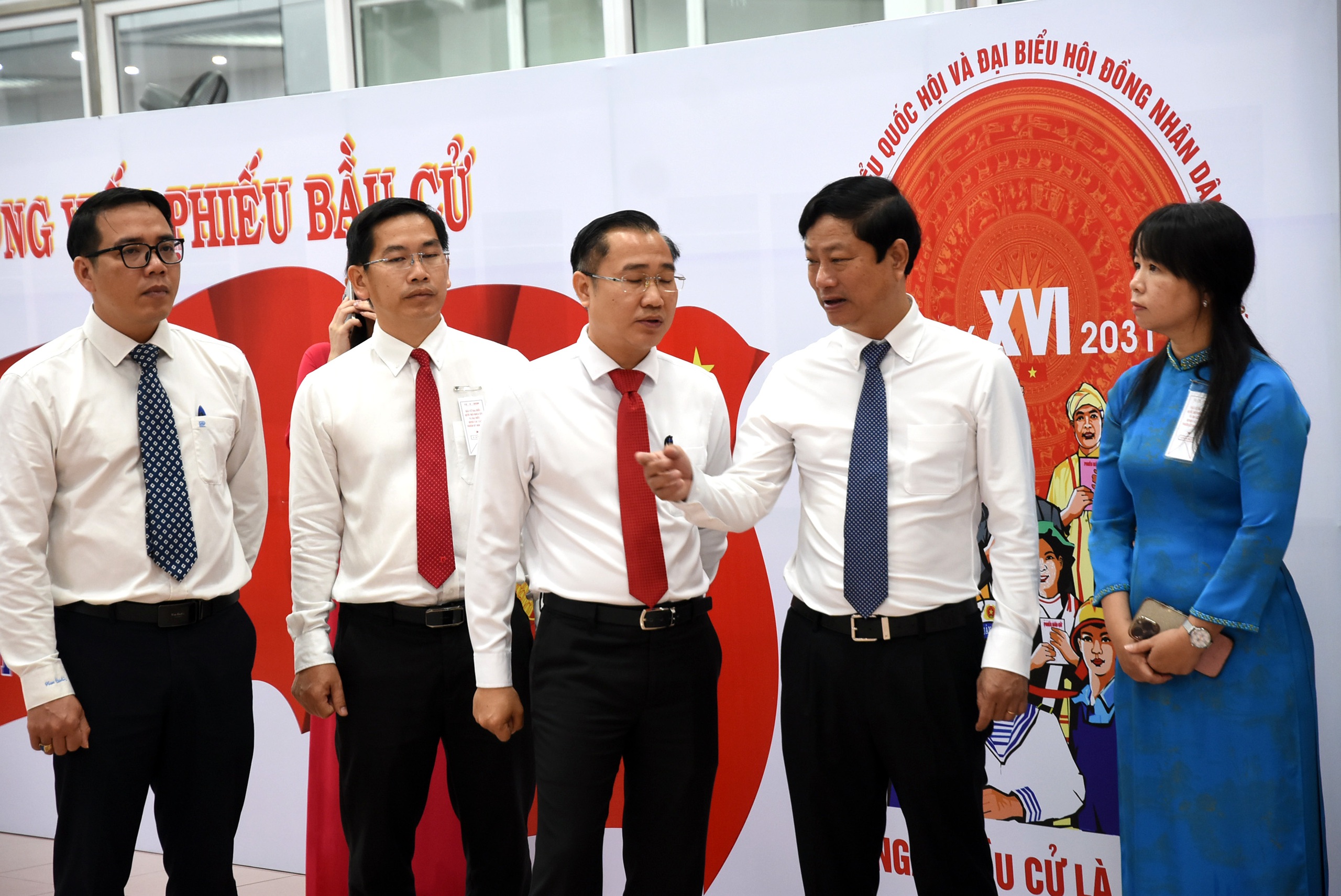 Nhiều cử tri tại TP.HCM đi bầu cử sớm trong mưa - Ảnh 1.