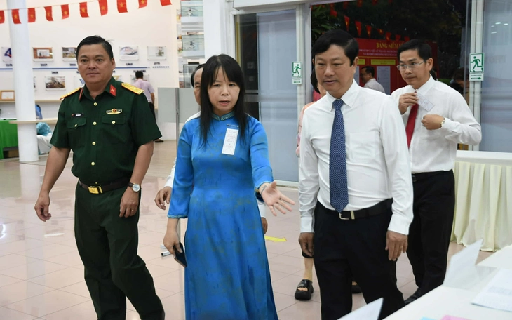 Nhiều cử tri tại TP.HCM đi bầu cử sớm trong mưa - Ảnh 13.