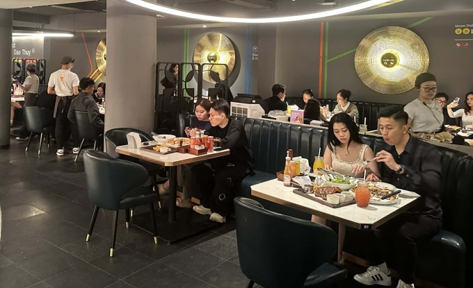 Cửa hàng Union Pizza ở Hoàng Đạo Thúy không còn chỗ trống tối 14/2. Ảnh: Trọng Hiếu