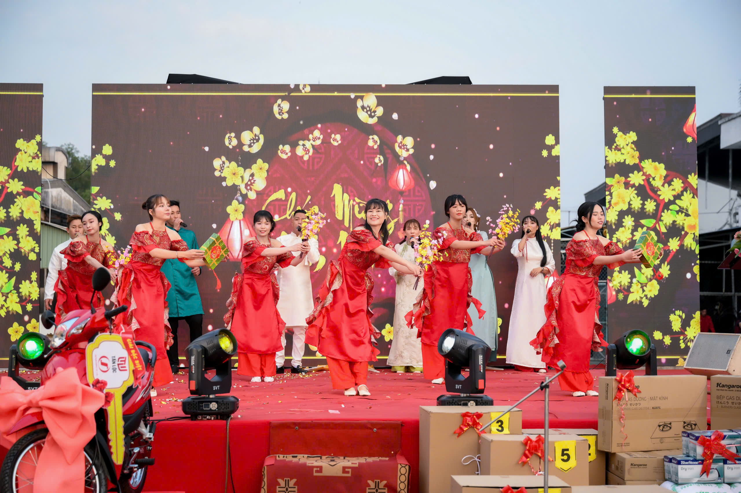 Nhiều hoạt động vui Tết ý nghĩa cho người lao động 1 Nhiều hoạt động vui Tết ý nghĩa cho người lao động - Ảnh 1.