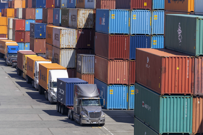 Xe tải chở container tại Cảng Seattle, Washington, ngày 11/8/2025. Ảnh: Reuters