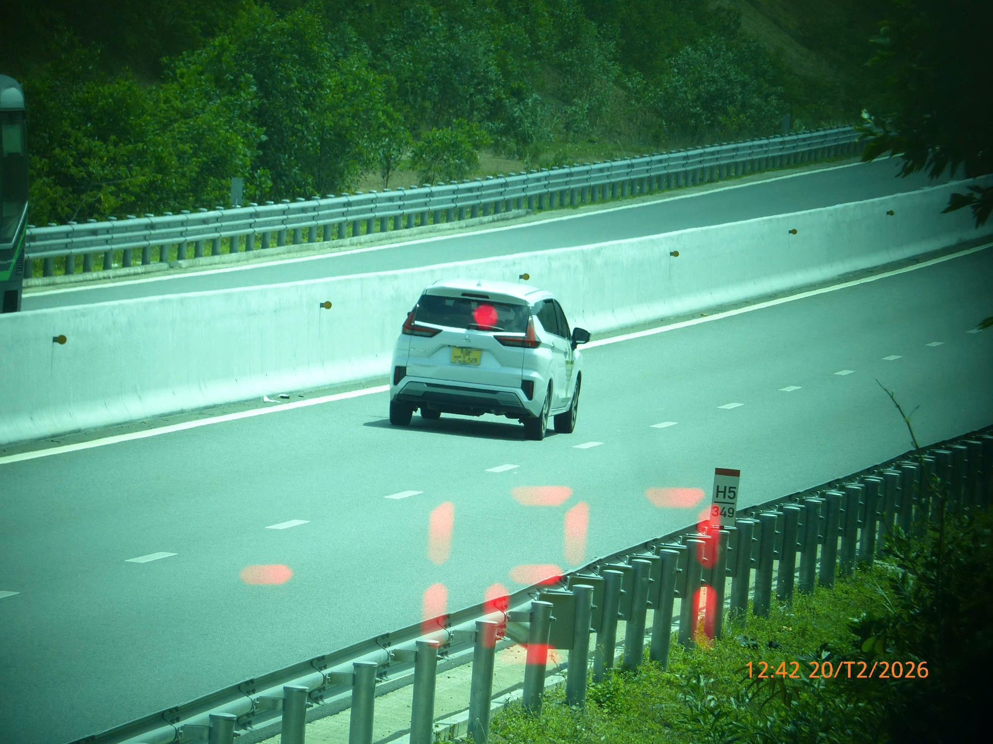 Nhiều ô tô, xe khách vi phạm tốc độ trên cao tốc cả ngày lẫn đêm 1 cao tốc - Ảnh 1.