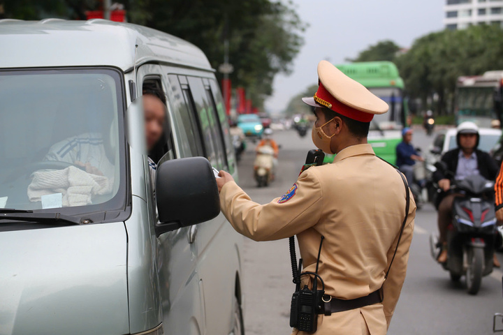 Nhiều tài xế ở Hà Nội bị xử phạt vi phạm nồng độ cồn sau buổi gặp mặt đầu Xuân- Ảnh 1.
