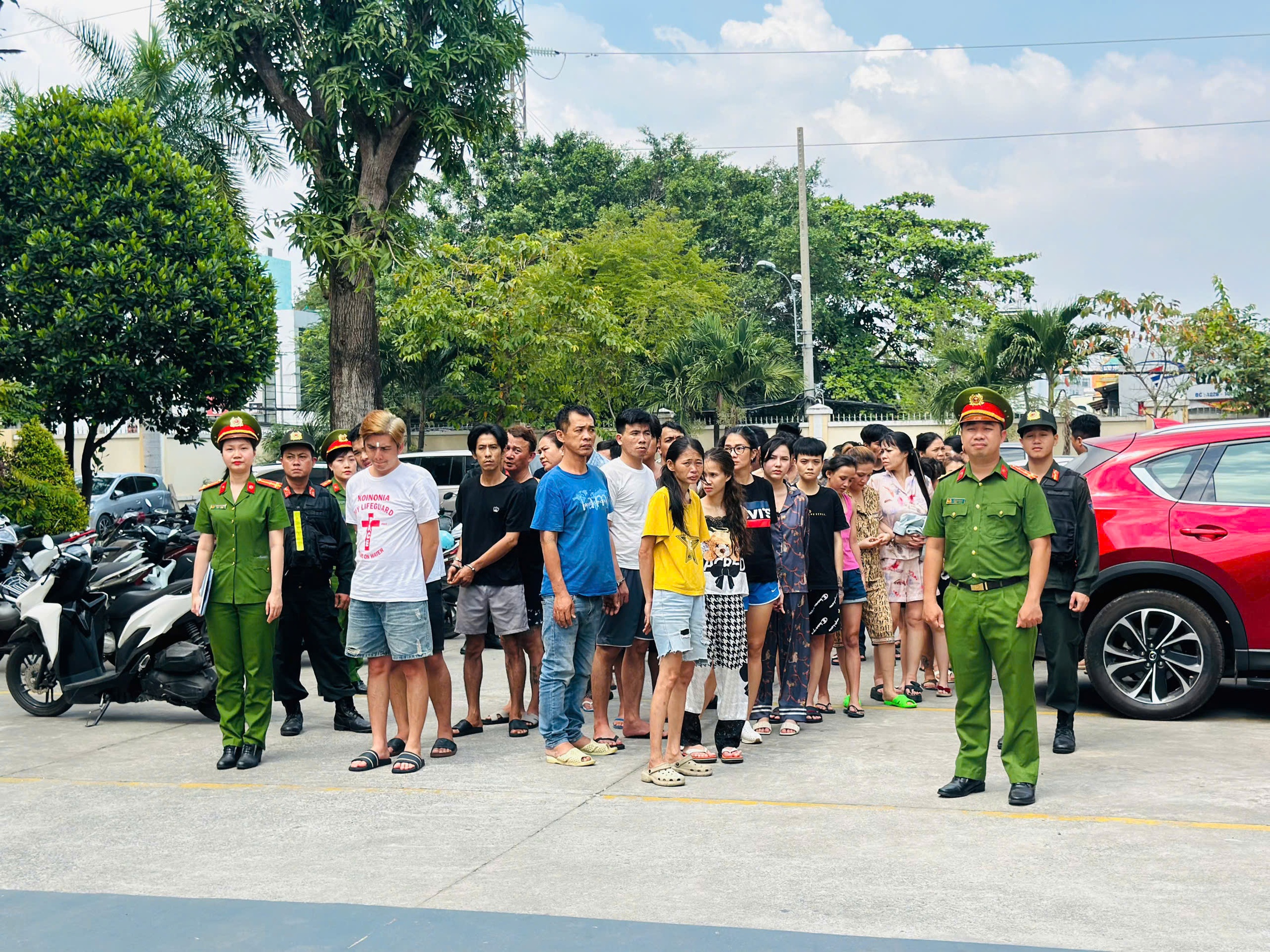 Nhiều tổ trinh sát Công an TPHCM bắt giữ 36 người - Ảnh 1.