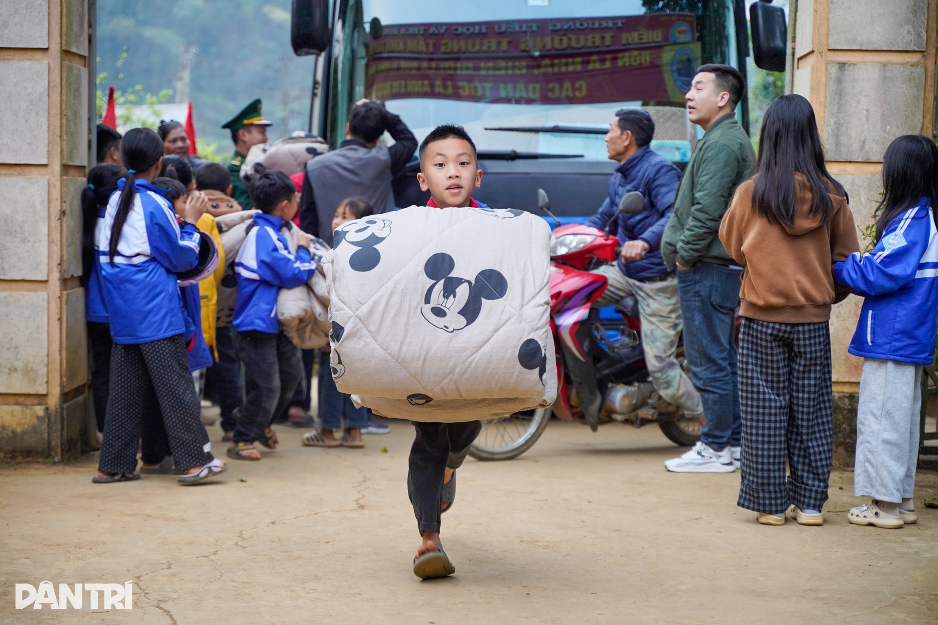 Nhờ tấm lòng của bạn đọc, bà con xã nghèo vùng biên Sơn La an tâm đón Tết - 1