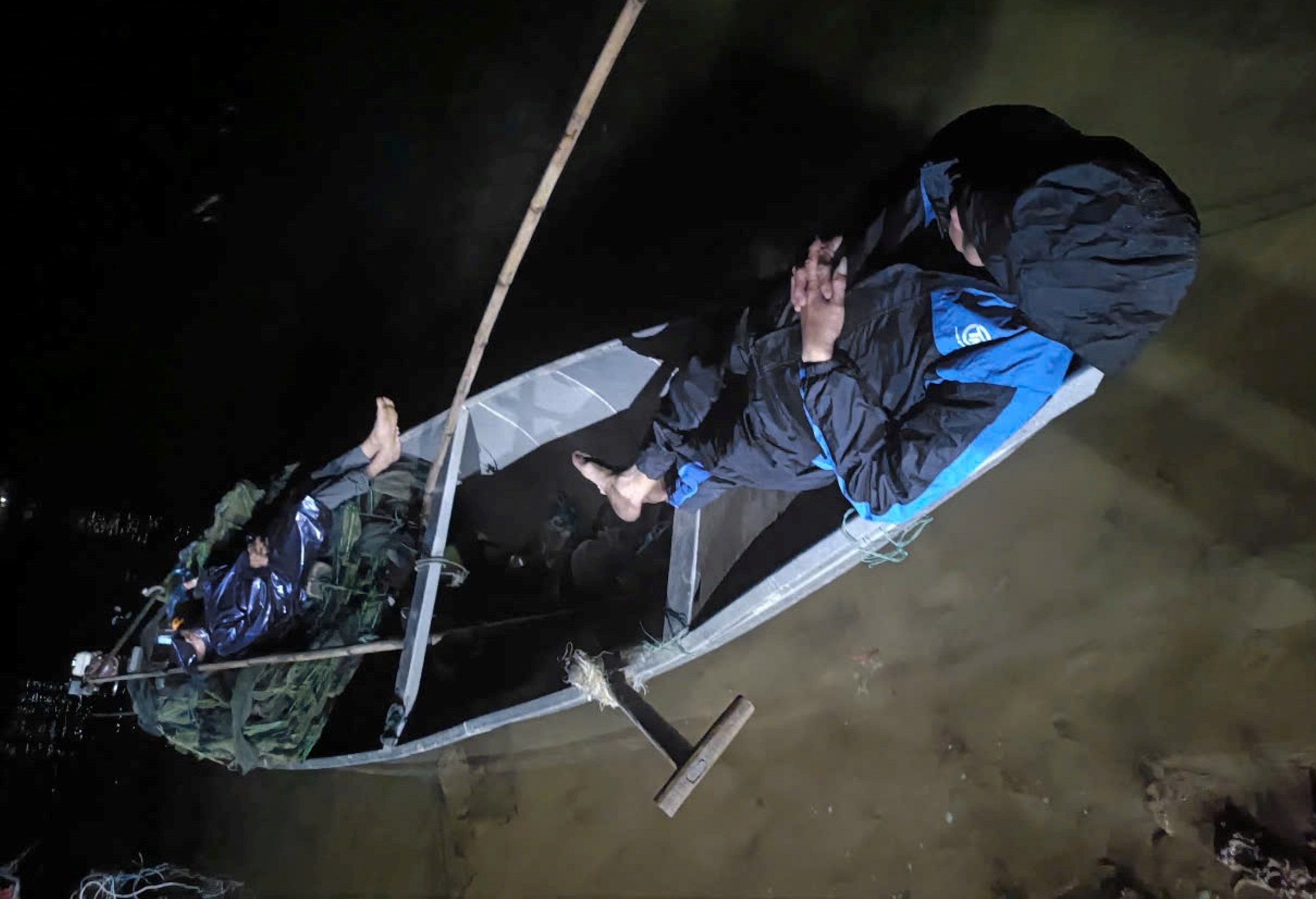 Nhói lòng phút nghỉ ngơi của những người 'bỏ Tết' tìm người mất tích sau vụ lật đò 1 Nhói lòng phút nghỉ ngơi của những người 'bỏ Tết' tìm người mất tích sau vụ lật đò - Ảnh 1.