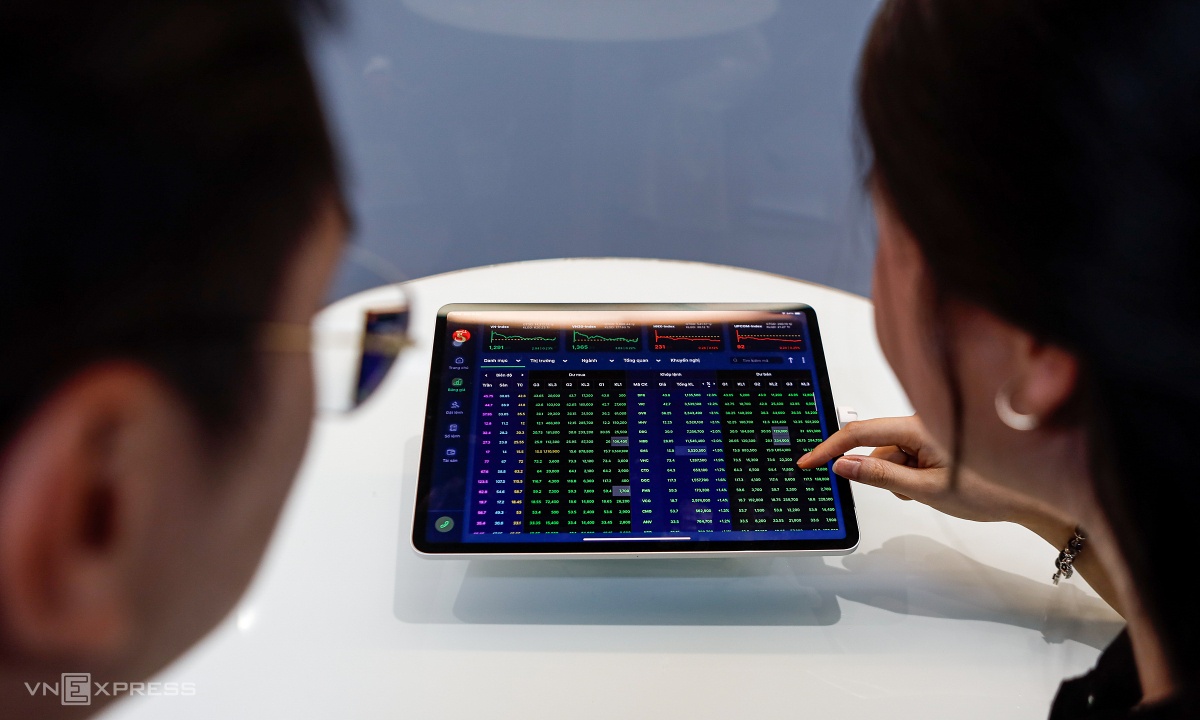 Nhom Vingroup giup VN Index tro lai moc 1800 diem