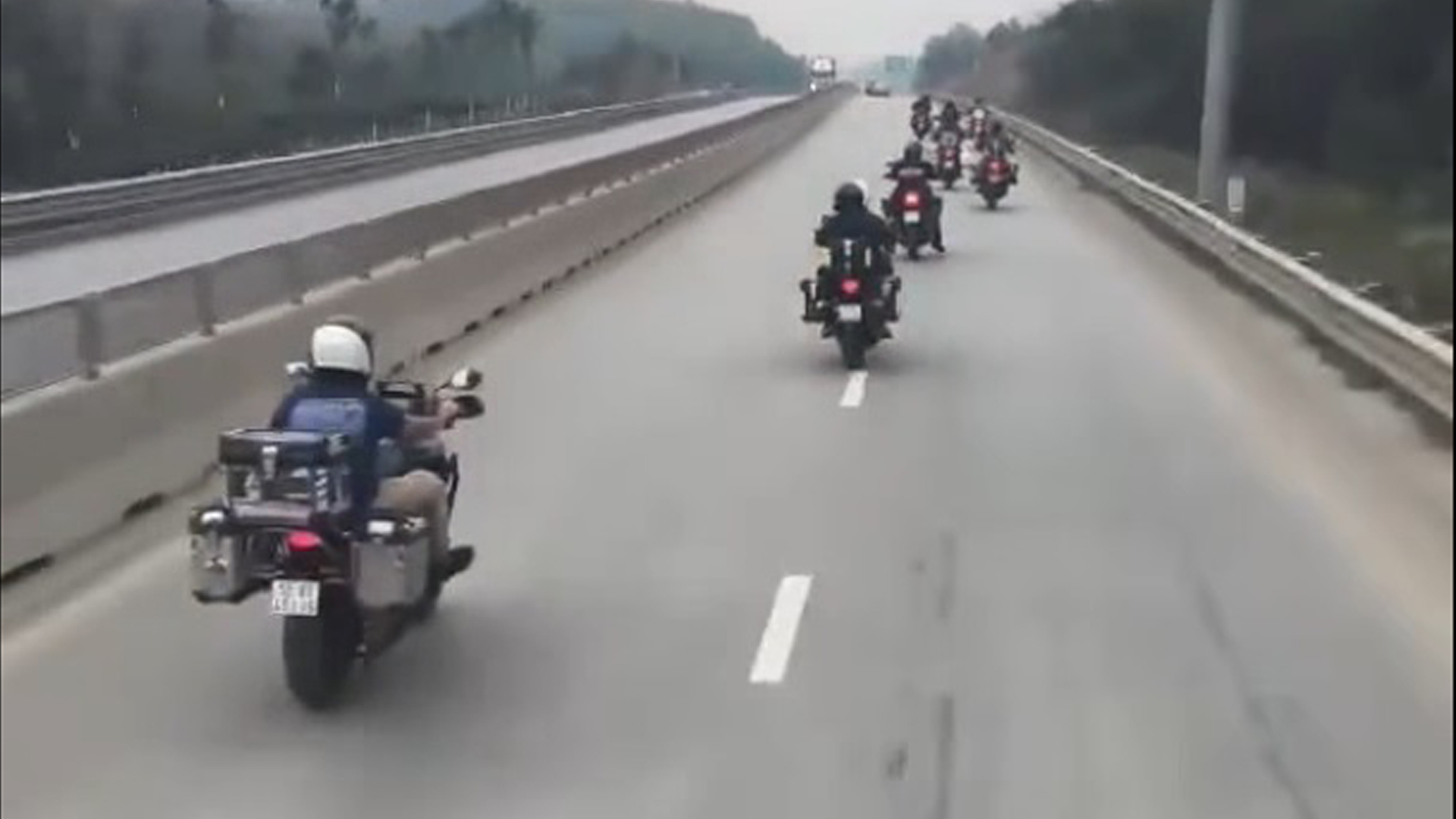 Nhóm 'biker' người nước ngoài bị CSGT phạt vì lái xe phân khối lớn vào cao tốc - Ảnh 1.