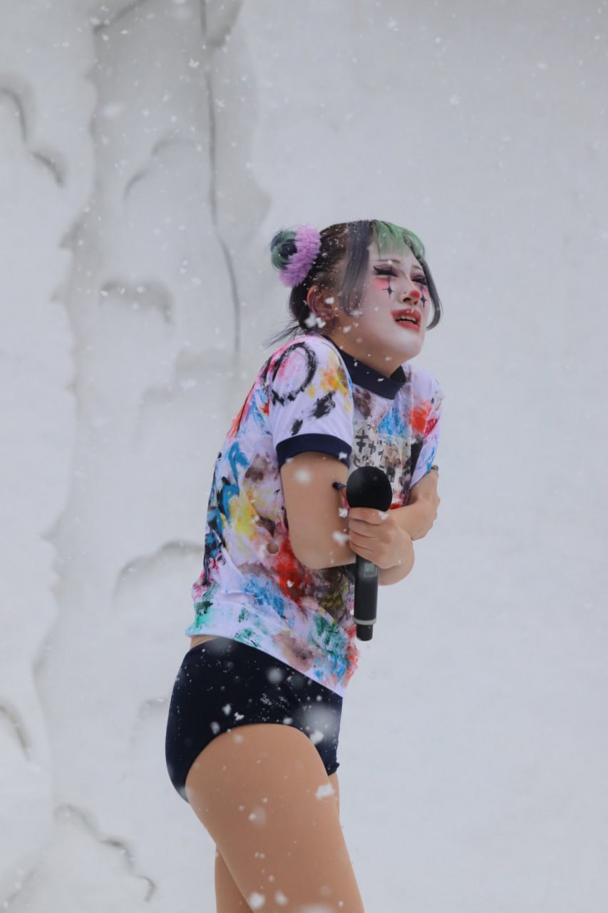 Nhóm nữ cả cõi mạng kêu gọi tan rã: Mặc đồ bơi biểu diễn dưới trời tuyết, bị đe doạ phải đóng phim người lớn- Ảnh 4.