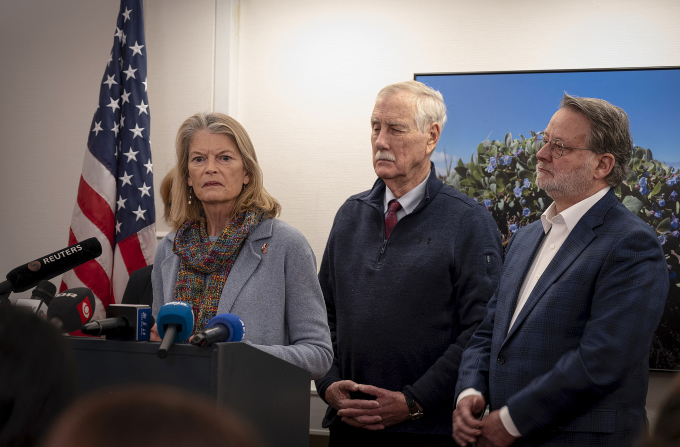 Từ trái qua phải: thượng nghị sĩ Cộng hòa Lisa Murkowski, thượng nghị sĩ độc lập Angus King và thượng nghị sĩ Dân chủ Gary Peters trong cuộc họp báo tại Nuuk, Greenland ngày 9/2. Ảnh: AFP