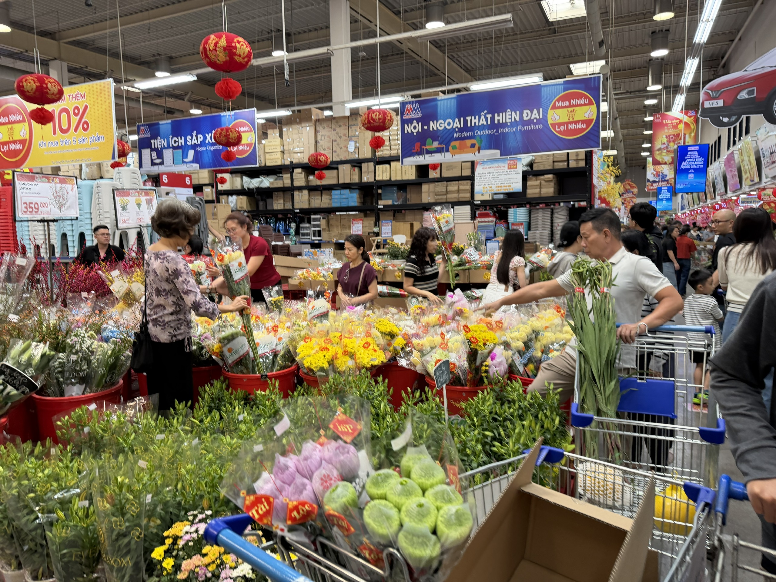 Nhu cầu sắm Tết 'giờ chót' tăng mạnh: siêu thị TP.HCM  đón lượng khách lớn - Ảnh 1.