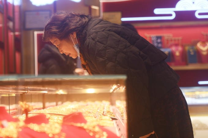 Một khách hàng mua vàng ở Hàng Châu, tỉnh Chiết Giang, Trung Quốc, tháng 2/2025. Ảnh: Reuters