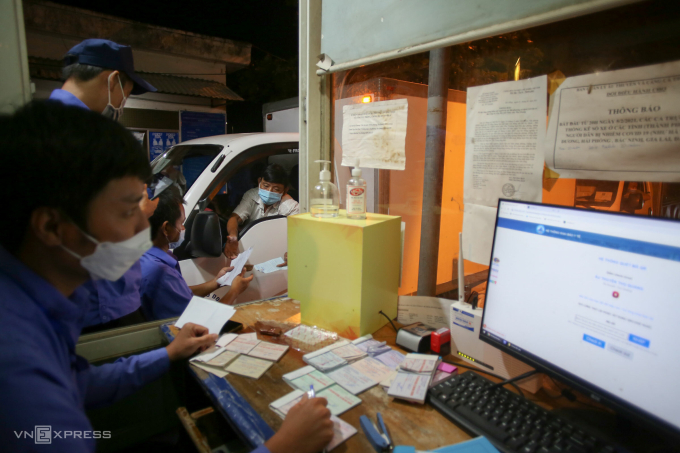 Nhân viên nhập liệu tại một cảng cá ở Đà Nẵng. Ảnh: Văn Đông