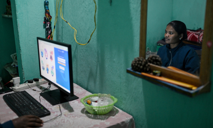 Kerketta làm việc tại nhà ở bang Jharkhand, miền đông Ấn Độ, hồi tháng 1. Ảnh: AFP