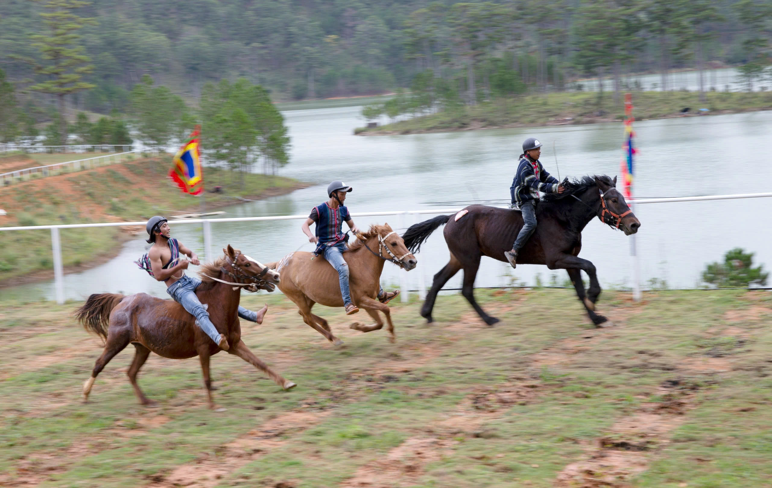 Những cuộc đua ngựa độc đáo dưới chân núi Lang Biang - Ảnh 5.