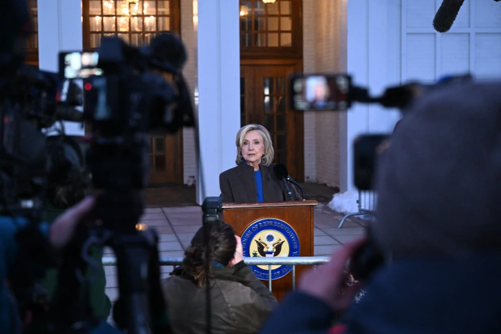 Cựu Ngoại trưởng Mỹ Hillary Clinton trả lời phỏng vấn sau phiên điều trần trước Ủy ban Giám sát Hạ viện ngày 26-2. Ảnh: THE NEW YORK TIMES 2.jpg