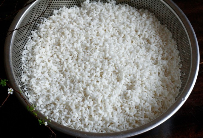 Những lỗi khiến đồ xôi thất bại 1 Gạo nếp cần để ráo nước trước khi cho vào chõ đồ xôi. Ảnh minh họa: Bùi Thủy