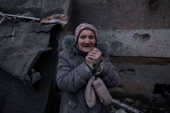 Một cư dân đứng bên cạnh tòa nhà bị không kích ở Kramatorsk, tỉnh Donetsk ngày 8/2. Ảnh: AFP