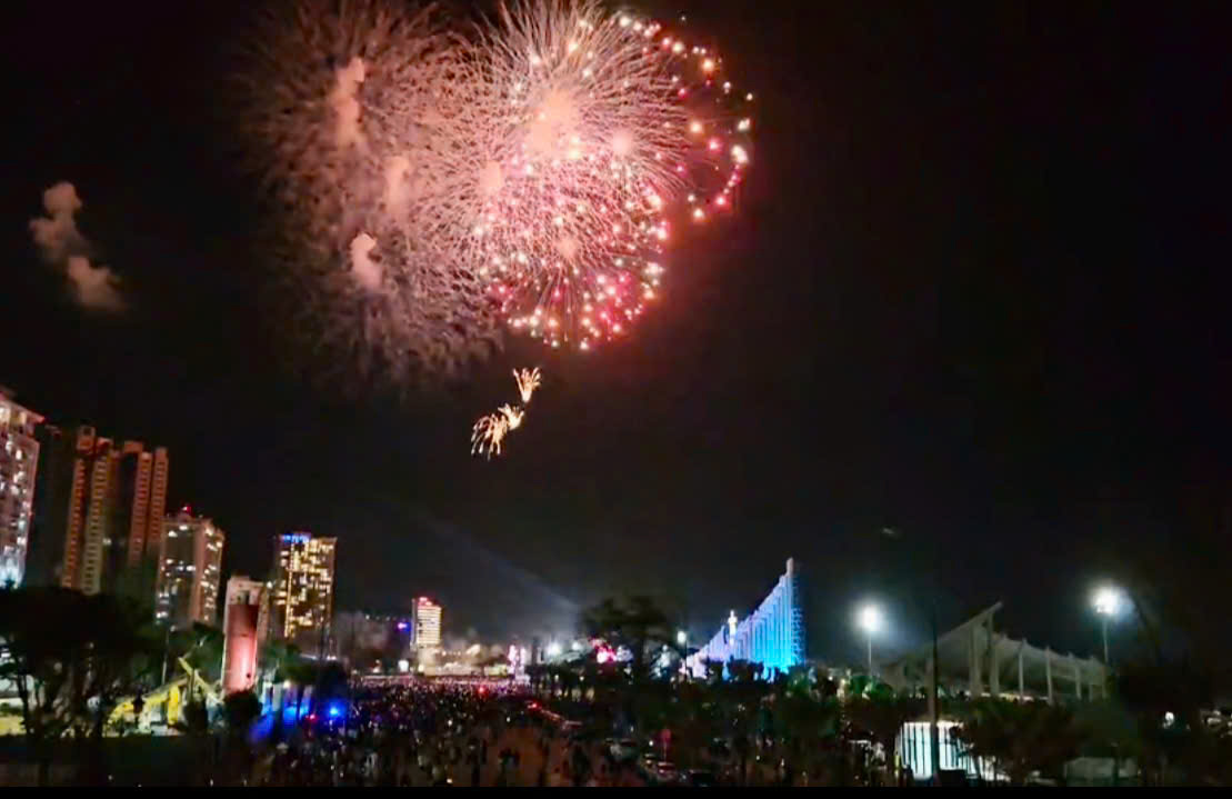 Công việc thầm lặng của người lao động Vũng Tàu xuyên Tết - Ảnh 1.