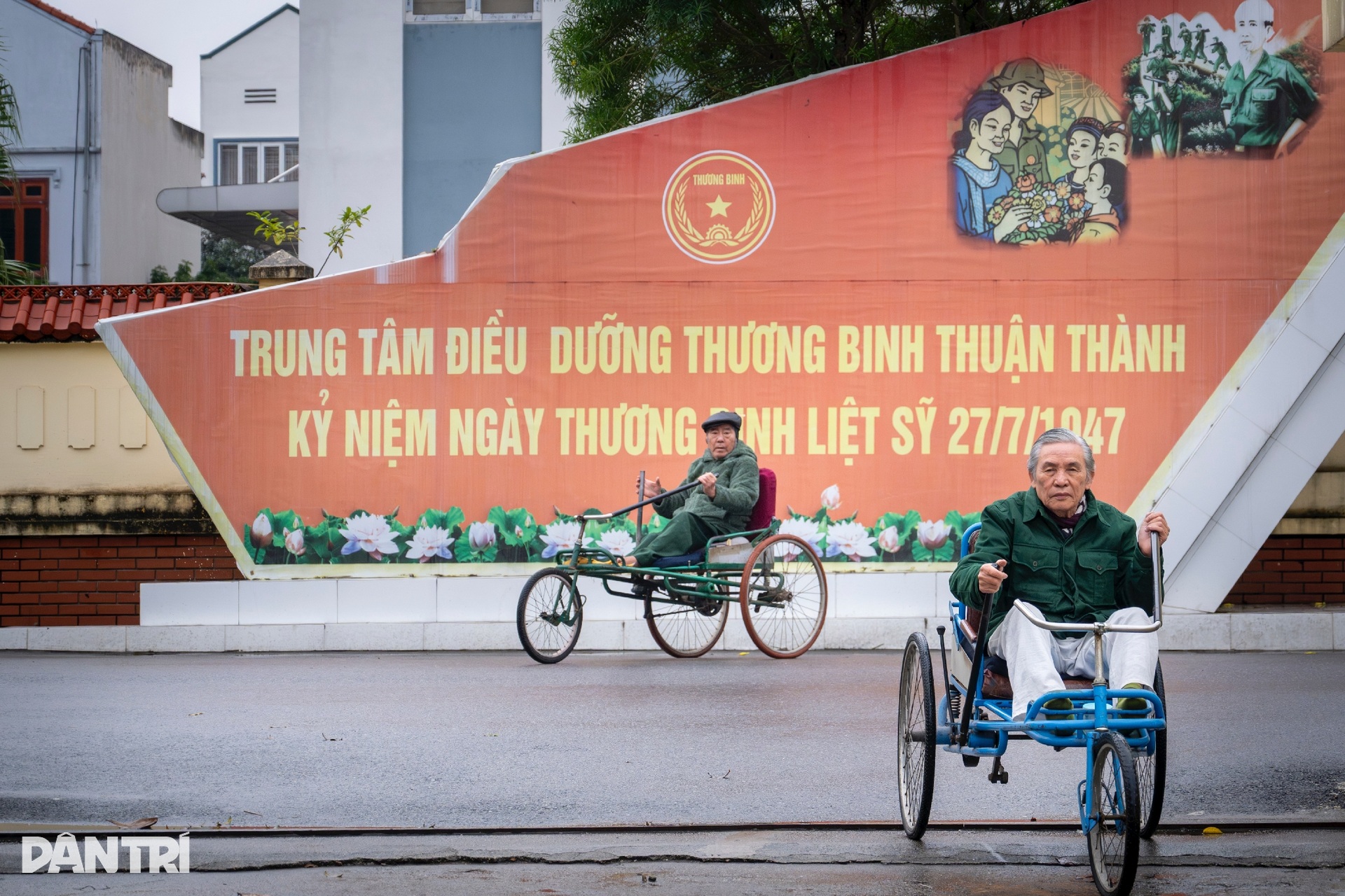 Những người lính 50 năm cưỡi “ngựa sắt” khiến bom đạn cúi đầu - 1