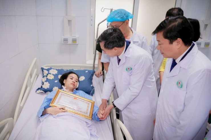 Thứ trưởng Bộ Y tế Trần Văn Thuấn trao Bằng khen của Bộ trưởng Bộ Y tế cho điều dưỡng Nguyễn Thùy Trang.