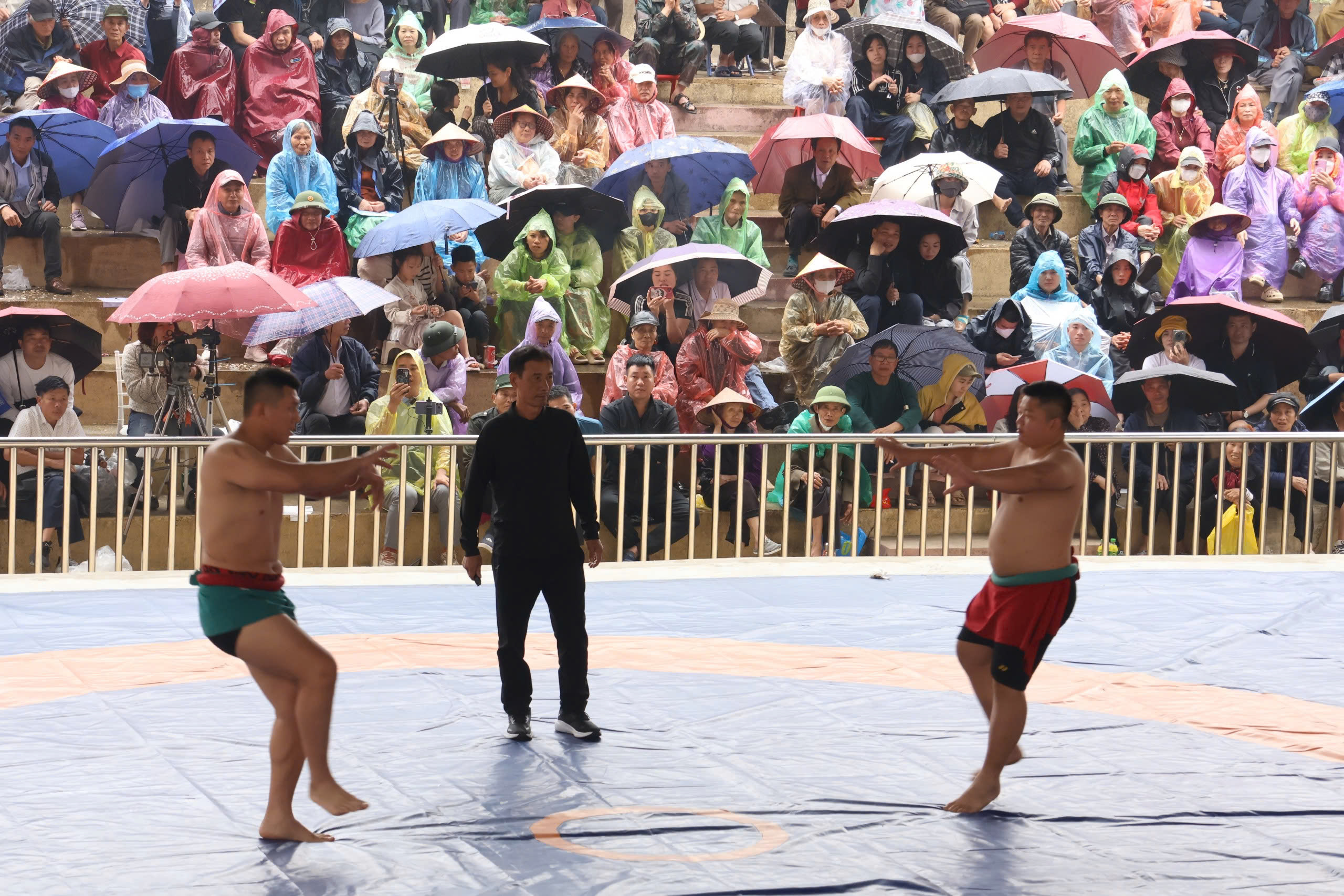 VIDEO: Mãn nhãn màn tranh tài của những nhà vô địch SEA Games với trai làng trên sới vật hội làng - Ảnh 2.