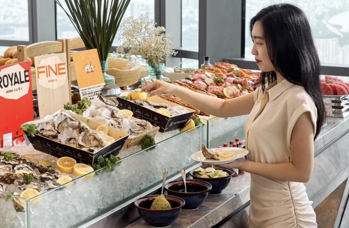 Những quán ăn mở cửa xuyên Tết tại TP HCM 1 Buffet tại nhà hàng ở tầng 66. Ảnh: Oriental Pearl