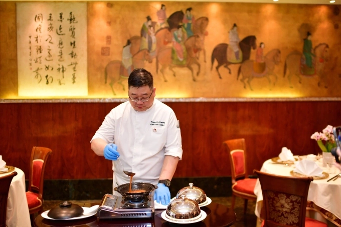 Những quán ăn mở cửa xuyên Tết tại TP HCM 3 Bếp trưởng nhà hàng Long Triều. Ảnh: Thanh Tùng