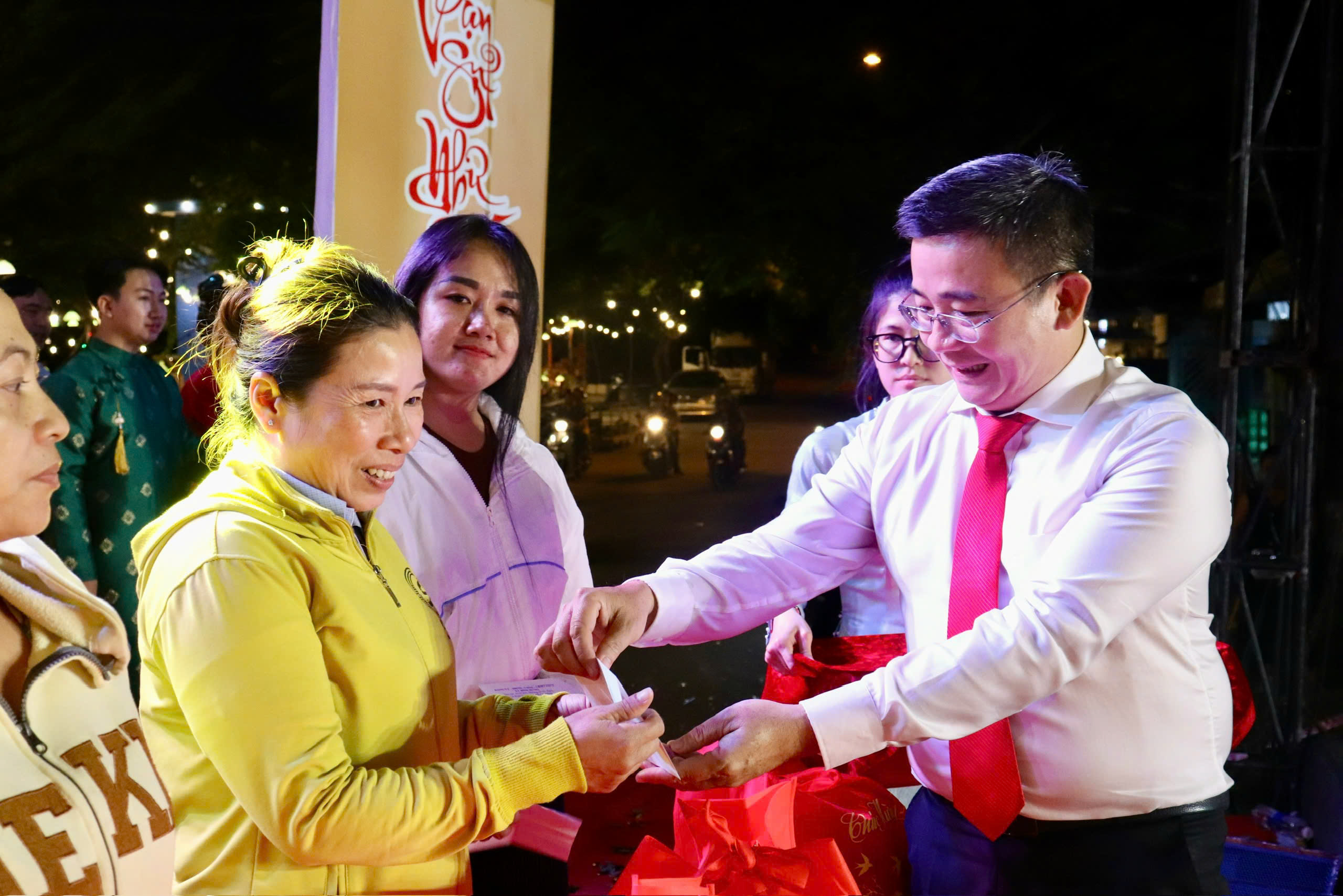 Những quyết sách mang Tết đến mọi nhà - Ảnh 1.