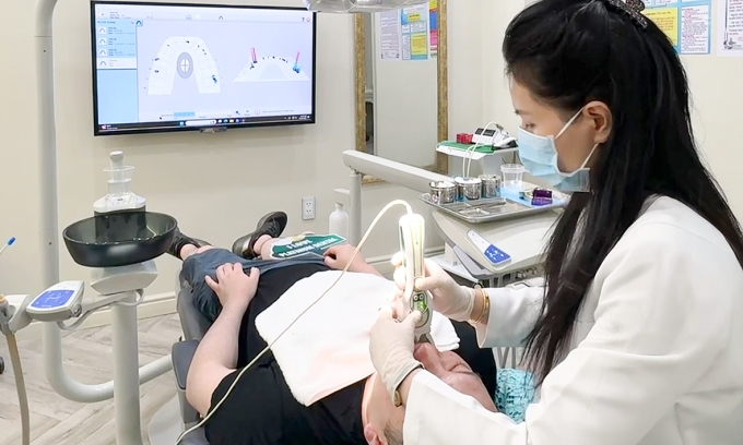 Bác sĩ điều trị răng cho một bệnh nhân. Ảnh: Thu Ngọc