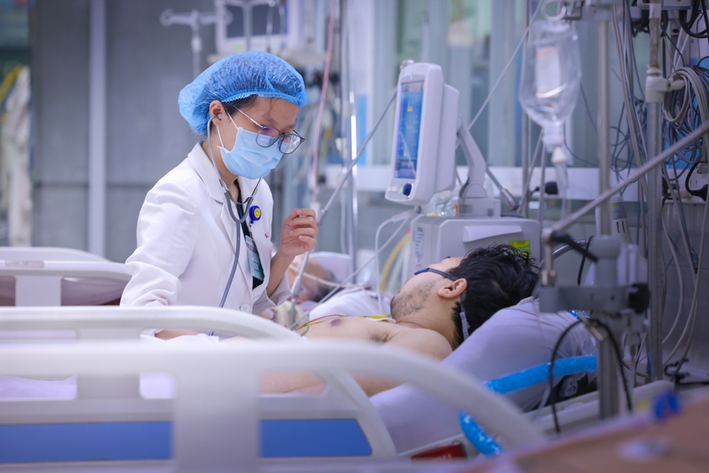 “Những thiên thần áo trắng” căng mình giành lại sự sống cho người bệnh sốt xuất huyết Dengue - 1